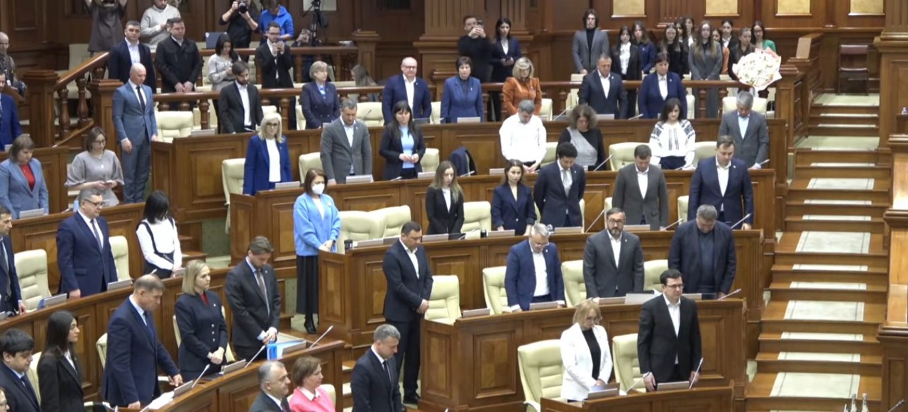 „A plecat o legendă mondială”: Minut de reculegere în Parlamentul de la Chișinău pentru Mircea Lucescu