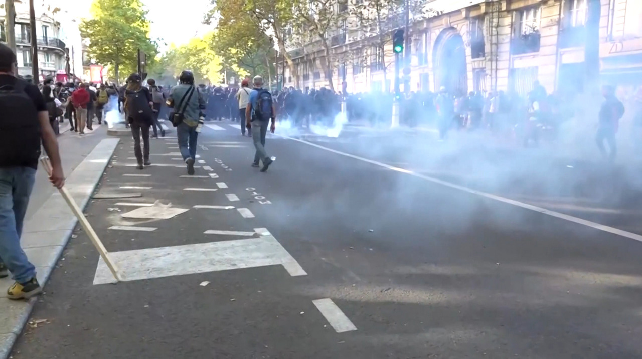 Proteste masive în Franța: ciocniri violente între manifestanți și poliție