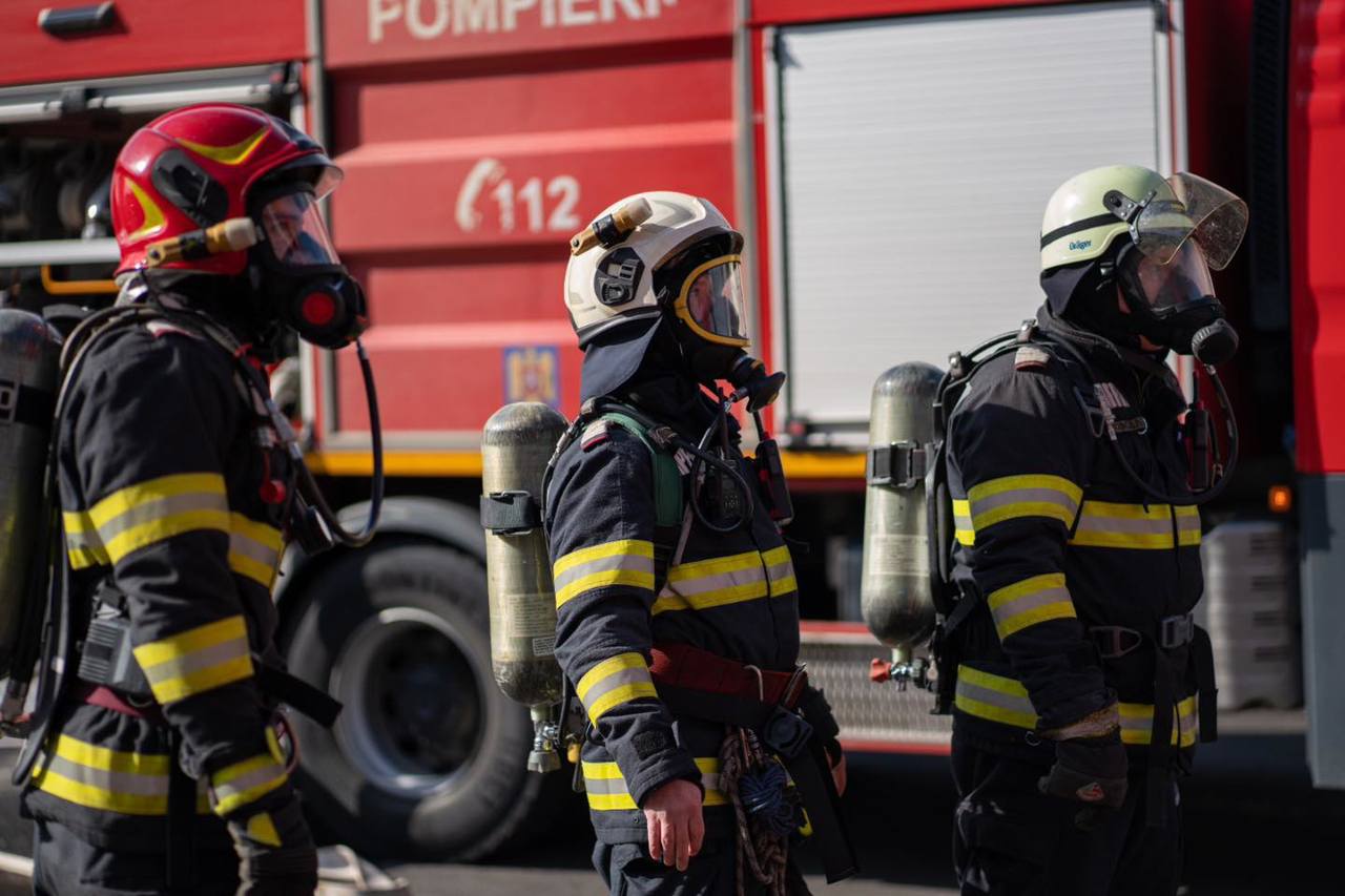 Incendiu puternic la un depozit din Chișinău, unde se află tractoare și anvelope
