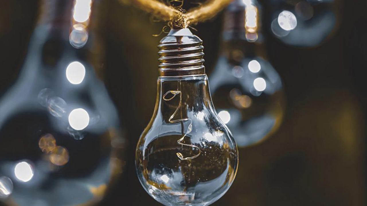 Deconectări de la energia electrică în mai multe regiuni din țară, inclusiv în capitală 