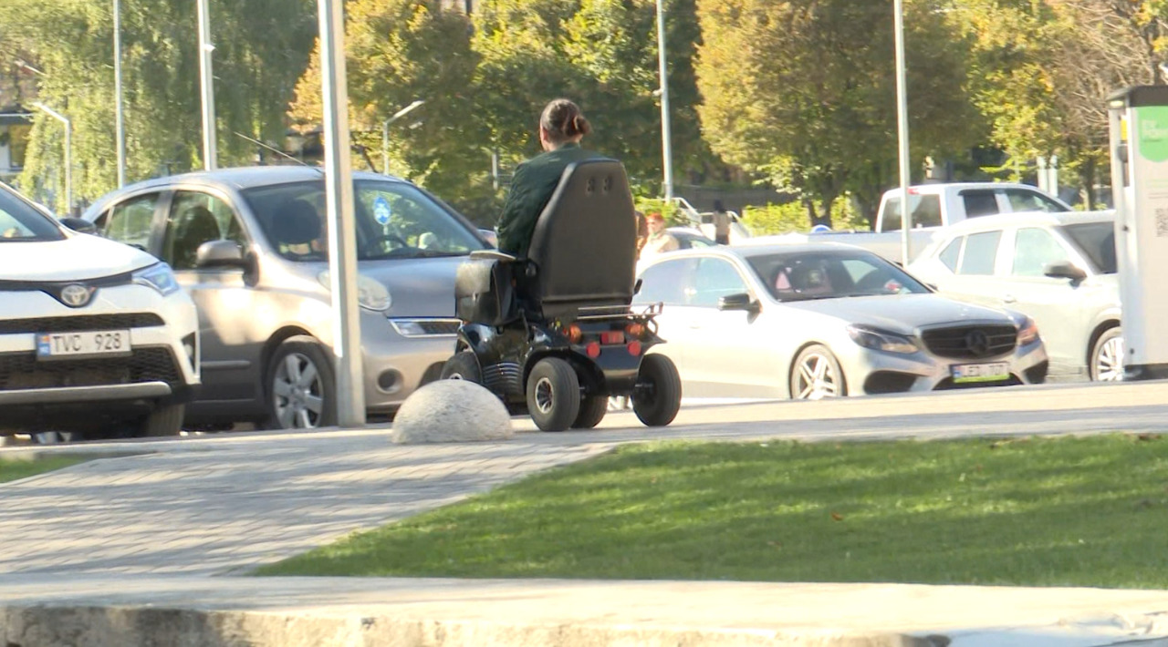 Flashmob pentru un oraș accesibil: Persoanele cu dizabilități au verificat trotuarele și accesul la instituții