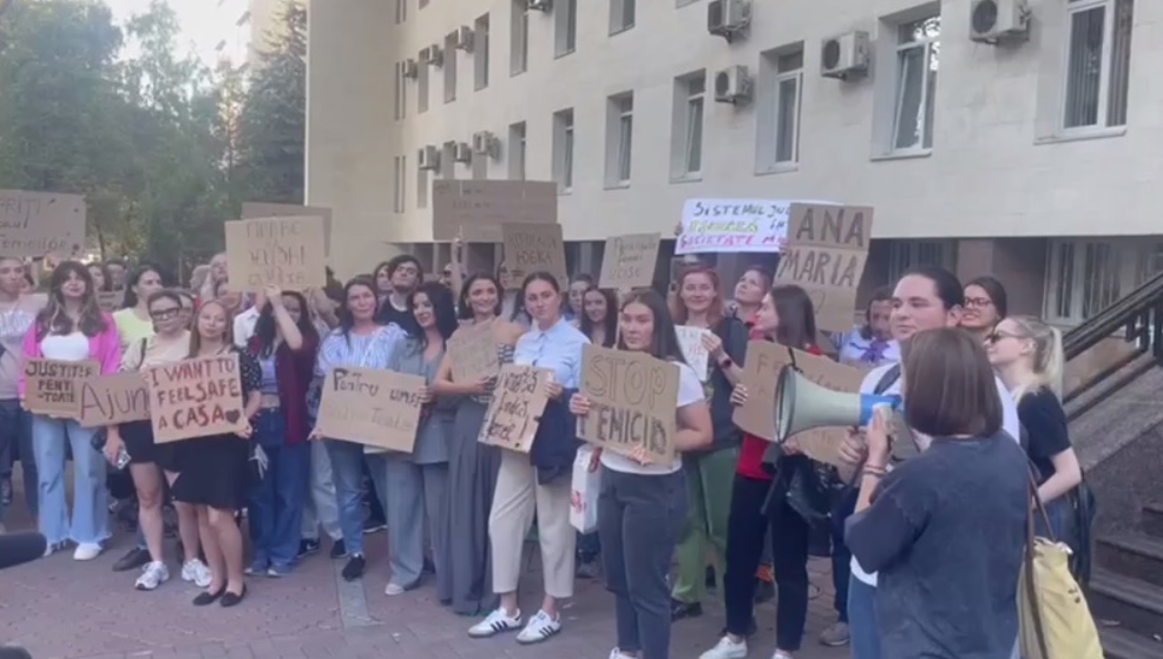 Protest în fața Ministerului Justiției: Mai multe femei au cerut înăsprirea pedepselor pentru violatori