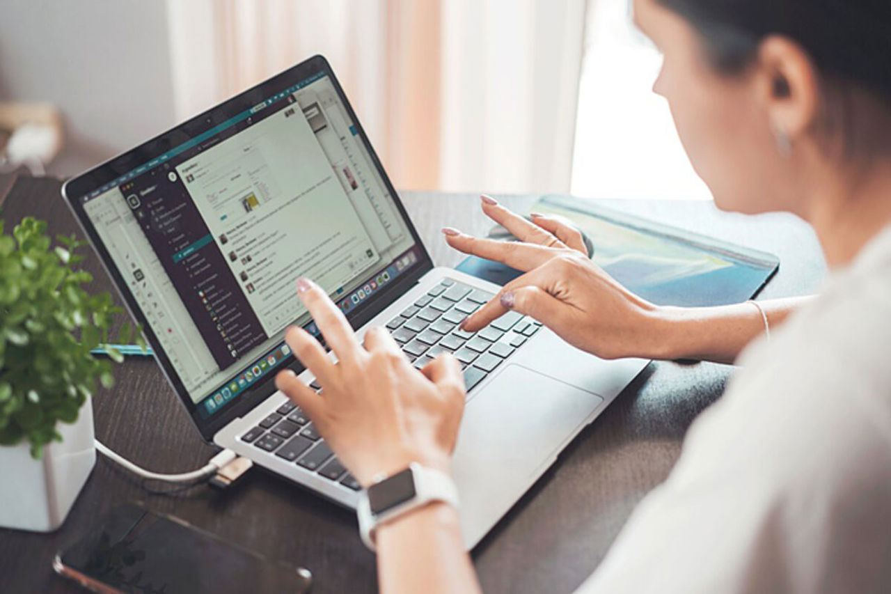 De unde se informează moldovenii? Între televiziune, rețele sociale și avalanșa de fake news