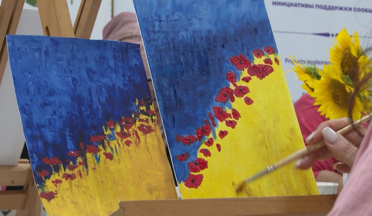 Ukrainian refugees in Moldova find refuge through art and colour