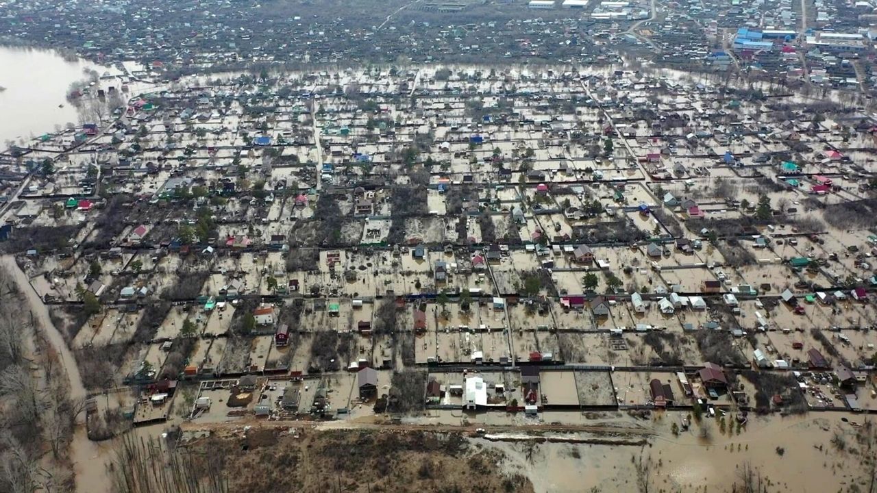 В Оренбурге стремительно повышается уровень воды в реке Урал. Людей  призывают эвакуироваться