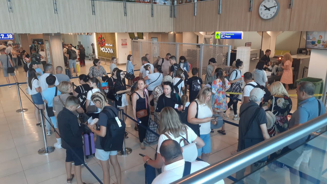 Погранполиция: в соцсетях распространяют неактуальные фото и видео из аэропорта