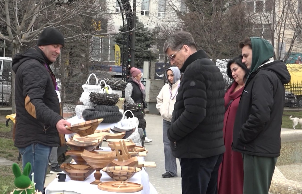 Meșterii populari din țară și-au expus lucrările la un târg organizat în orașul Comrat