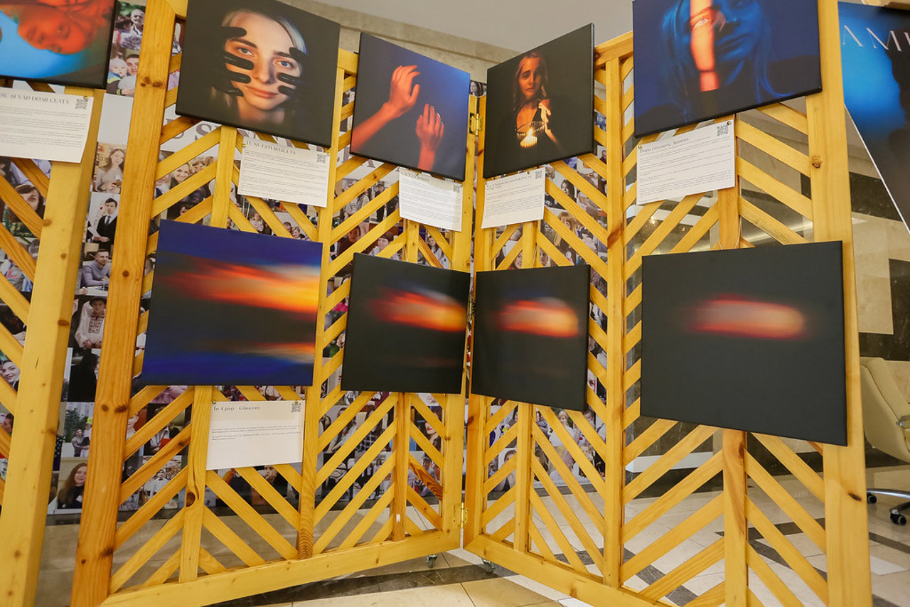 Expoziție inedită de fotografii, inspirată din experiența de viață a unei tinere care-și trăiește viața în semiîntuneric 