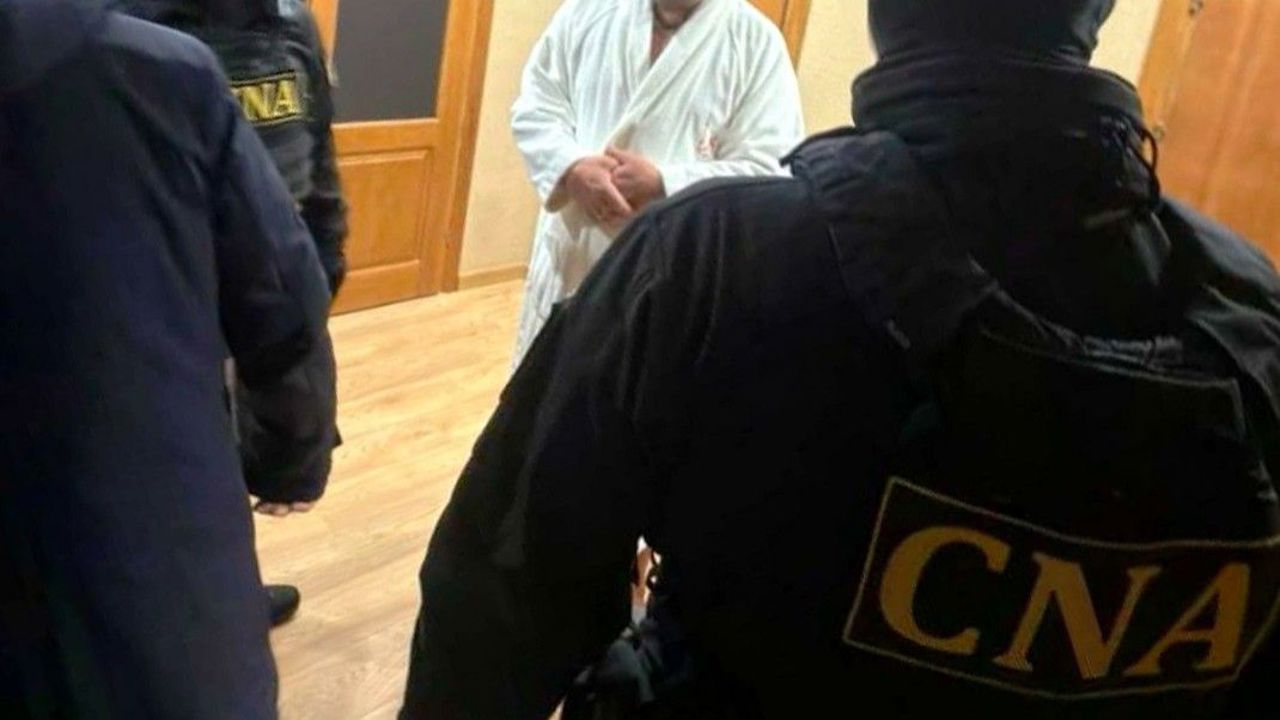 Bani ilegali, inclusiv pentru funcționari, în perioada electorală din 2025. Un suspect, plasat în izolator