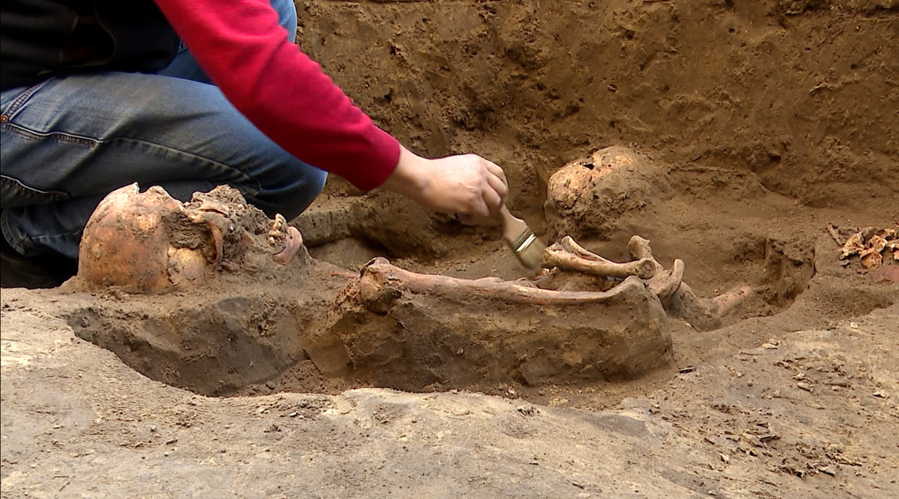 Morminte și podoabe vechi de câteva secole, descoperite în curtea Bisericii „Buna Vestire” din capitală