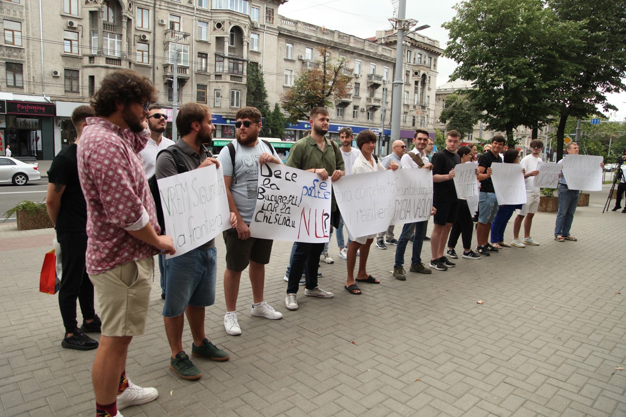 Flashmob la Ministerul de Interne. Coaliția pentru Unitate și Bunăstare cere demisia lui Rosian Vasiloi și Anei Revenco