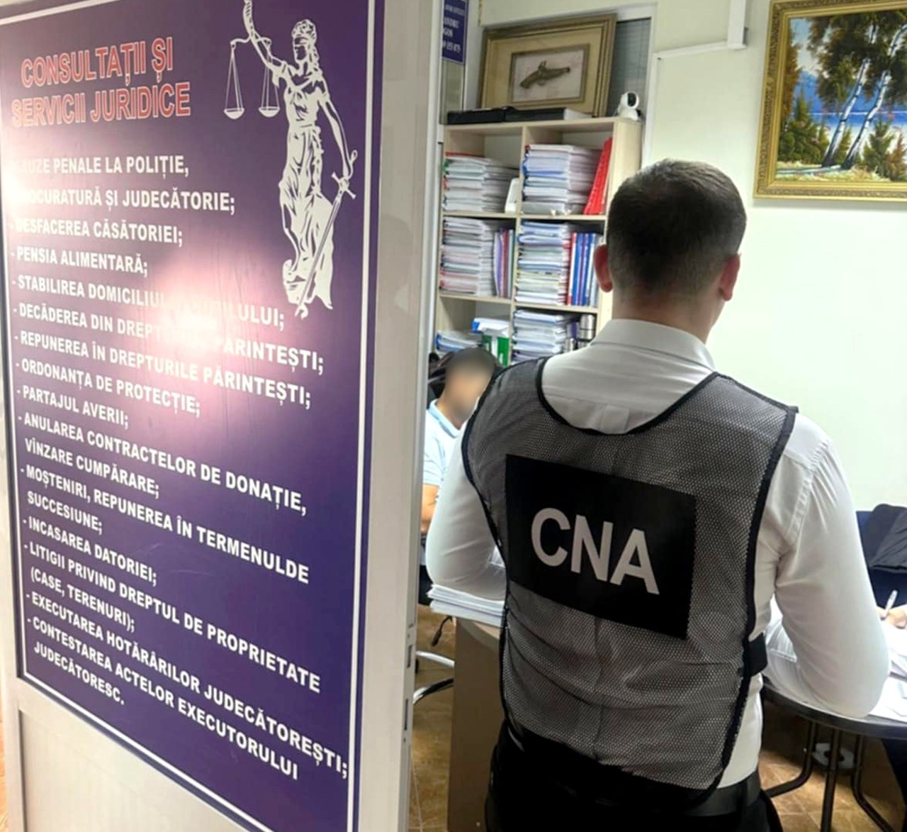 Avocat din Chișinău, prins în flagrant delict cu o mită de 10.000 de euro: a fost reținut în propriul birou