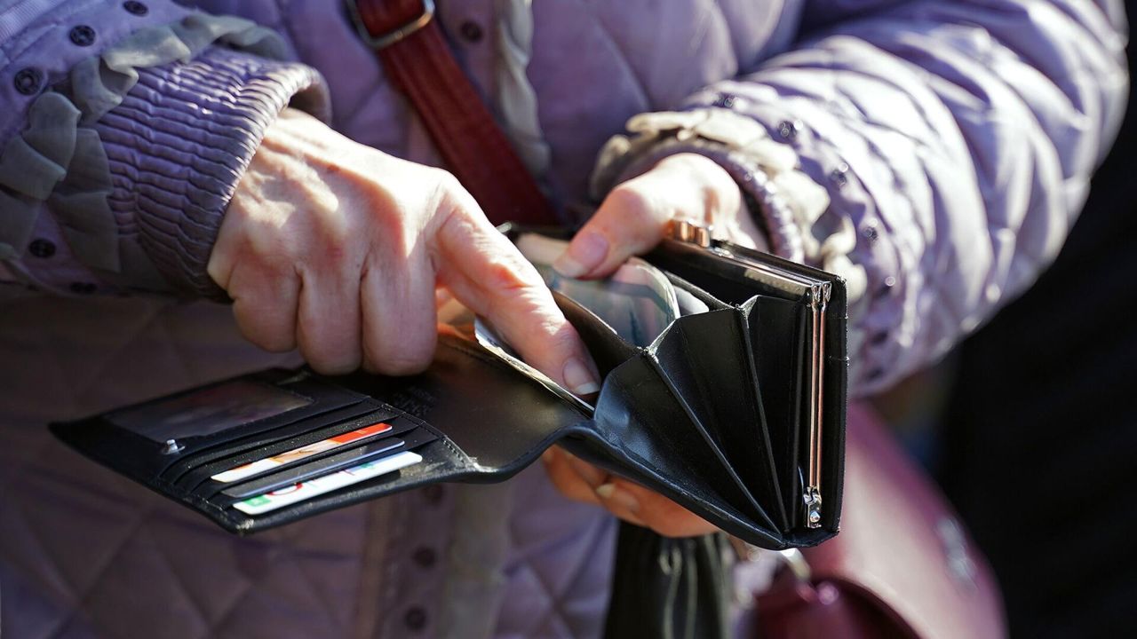 „De unde să luăm bani?”: Cetățenii ruși sunt îndemnați să se pregătească pentru noi creșteri de taxe din cauza deficitului bugetar