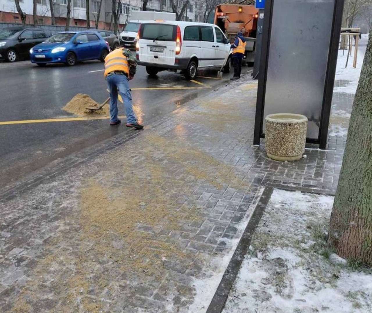 Lapoviță și ghețuș | În capitală este împrăștiat material antiderapant în stațiile de așteptare, spre școli, grădinițe și spitale