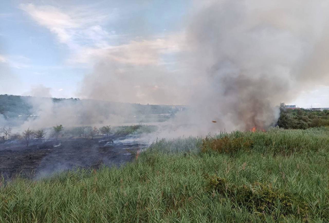 Incendiu la Buiucani. Flăcările au cuprins o suprafață extinsă de teren cu iarbă uscată