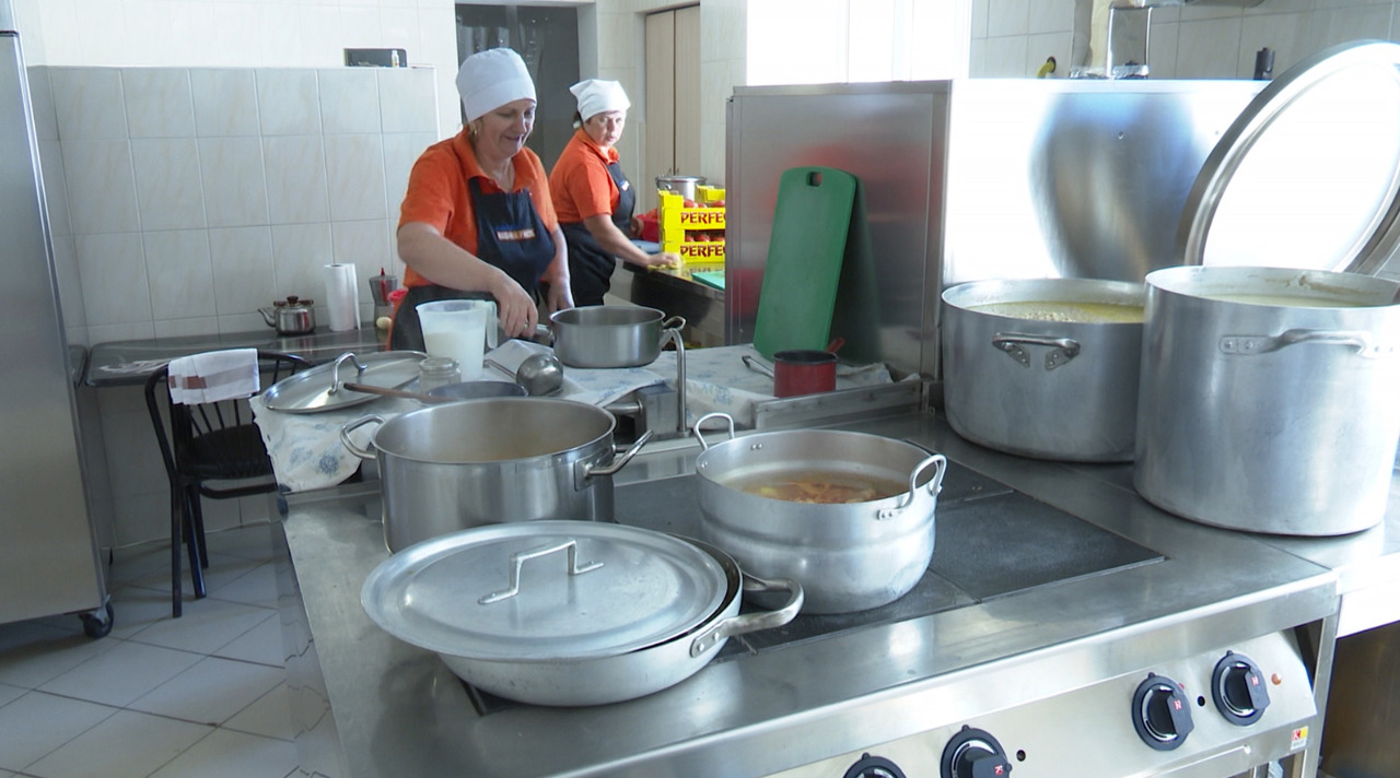 Cantina „Papa Francisc” din capitală oferă prânzuri calde pentru aproape 200 de bătrâni