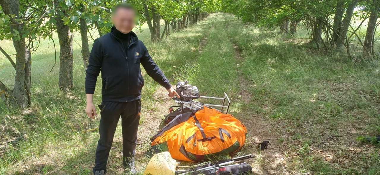 Bărbat ucrainean, reținut după ce a traversat ilegal granița cu un paramotor