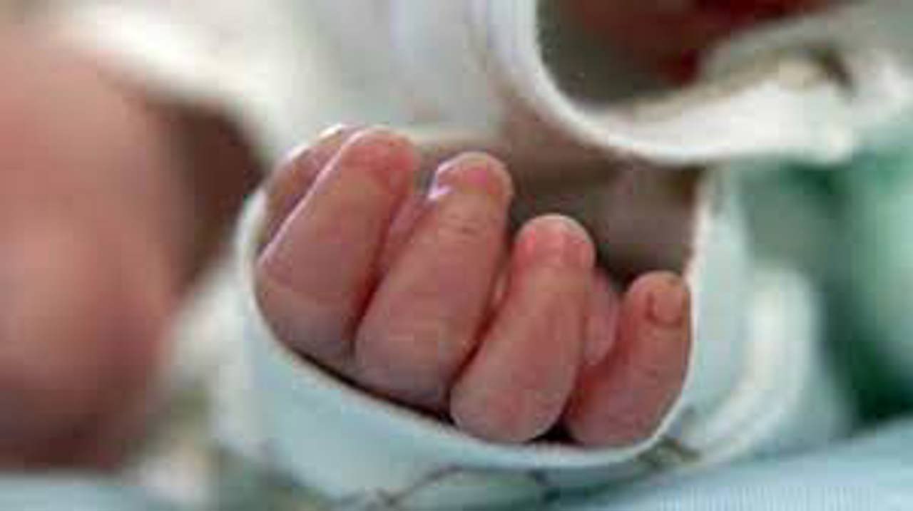 Bărbatul care a ucis un bebeluș în bătaie scapă de închisoare, fiind absolvit de răspundere penală din cauza schizofreniei