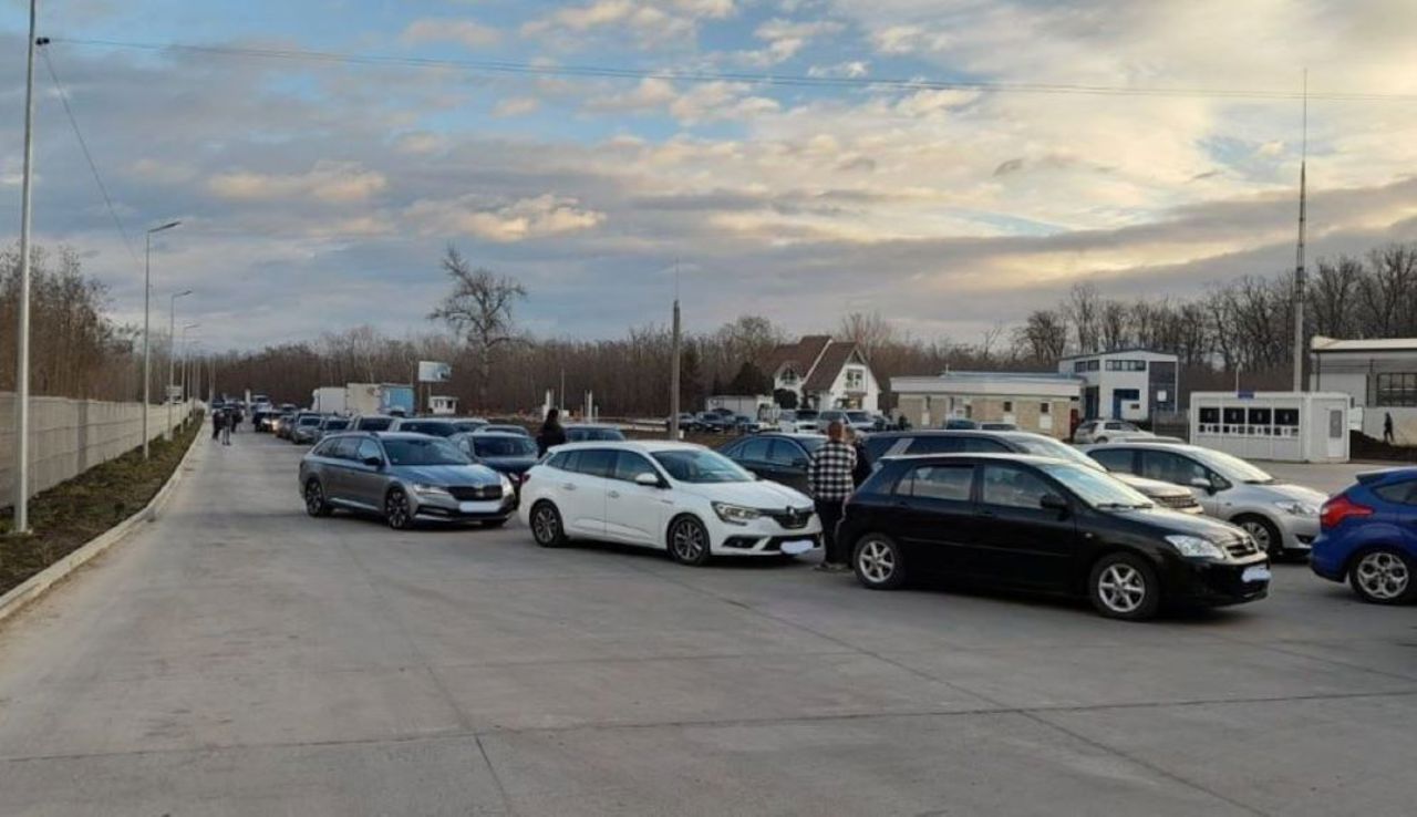 Aglomerație la frontieră. Aproximativ 100 de autoturisme au format cozi la PTF Leușeni-Albița și Sculeni 