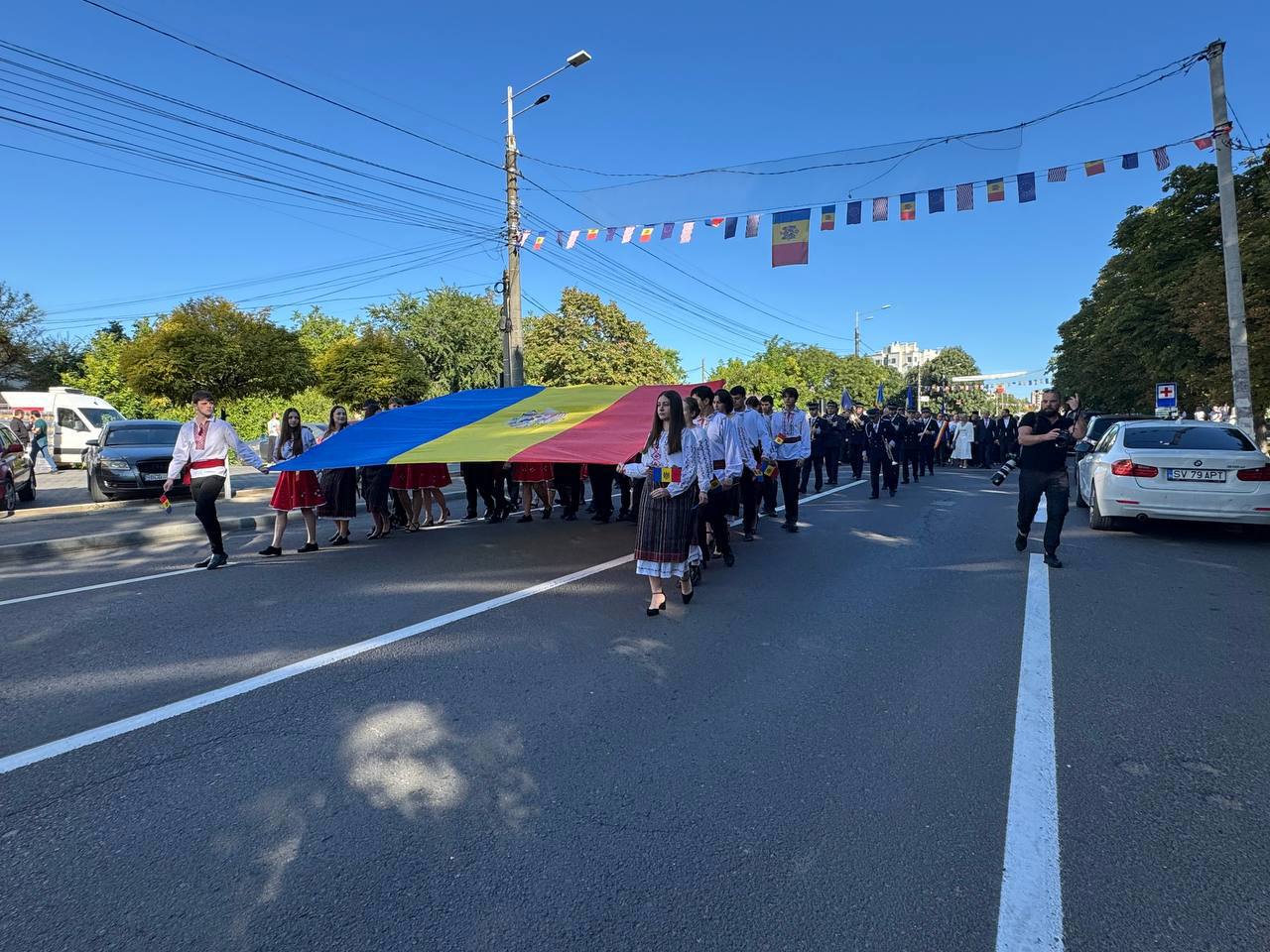 ФОТО, ВИДЕО // В Яловенах в День независимости развернули огромный триколор