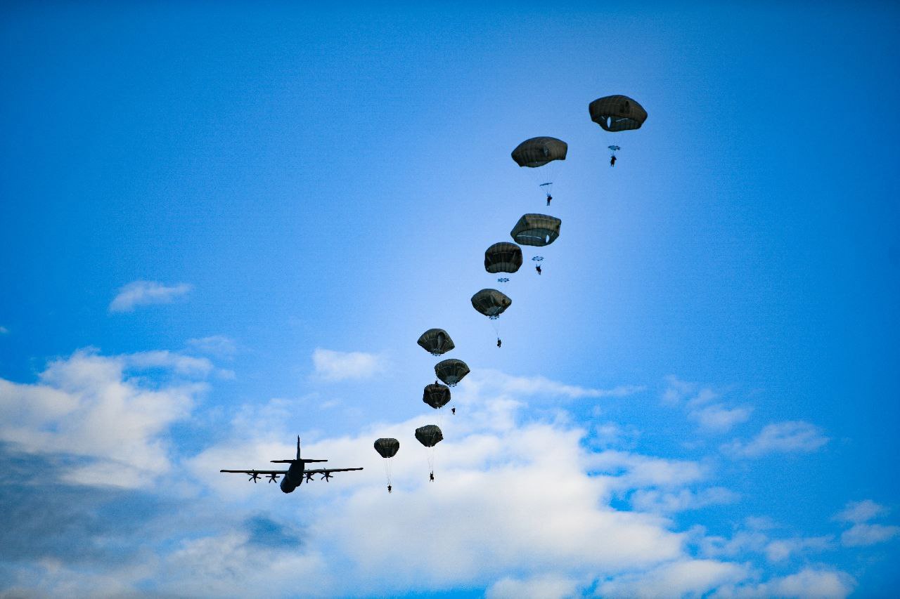 Salturi cu parașuta în nordul țării: militarii moldoveni și americani execută antrenamente în cadrul exercițiului „Swift Response”