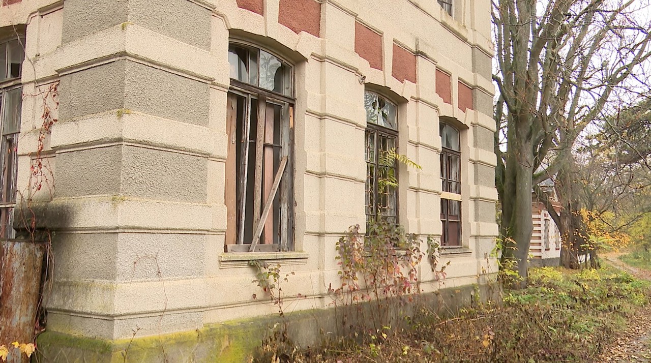 Moldova 1 TV campaign | SAVE THE DILAPIDATED MANORS: Pommer Mansion in Țaul, once the village pride, now lies in ruin