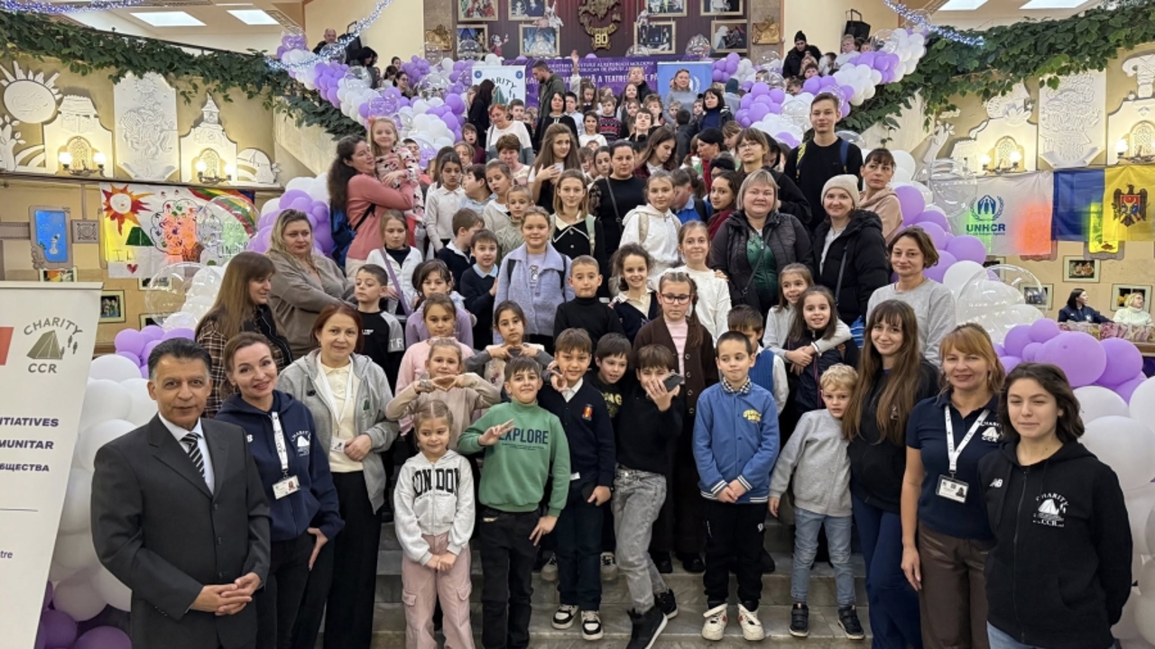 Copii din Ucraina și R. Moldova, reuniți la Teatrul „Licurici”: au privit împreună un spectacol de păpuși și s-au implicat în activități creative 