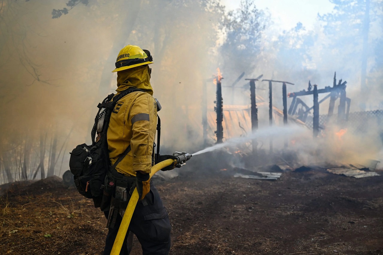 California arde în continuare. Incendiul de vegetație se extinde, forțând evacuarea a mii de locuitori