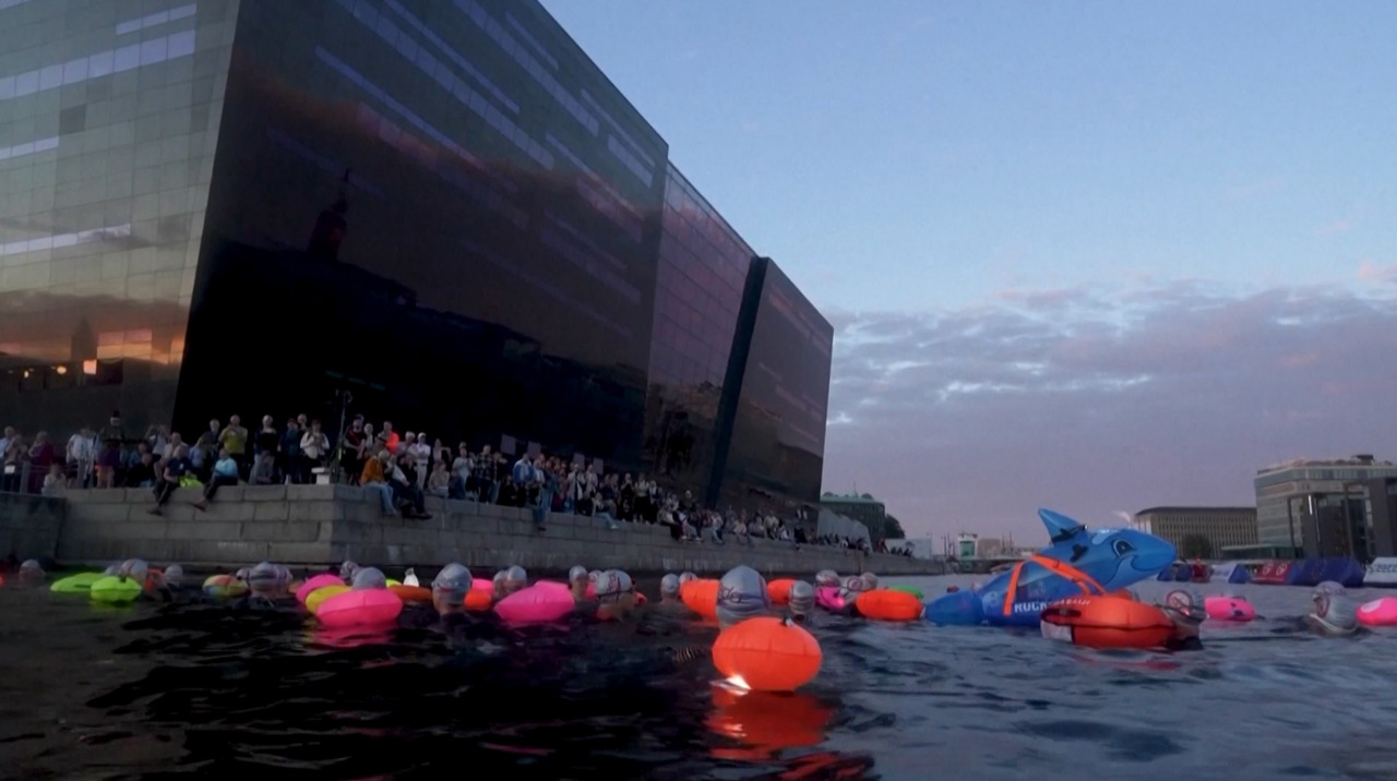 Copenhagen night swim: Race highlights city's 'blue spaces'