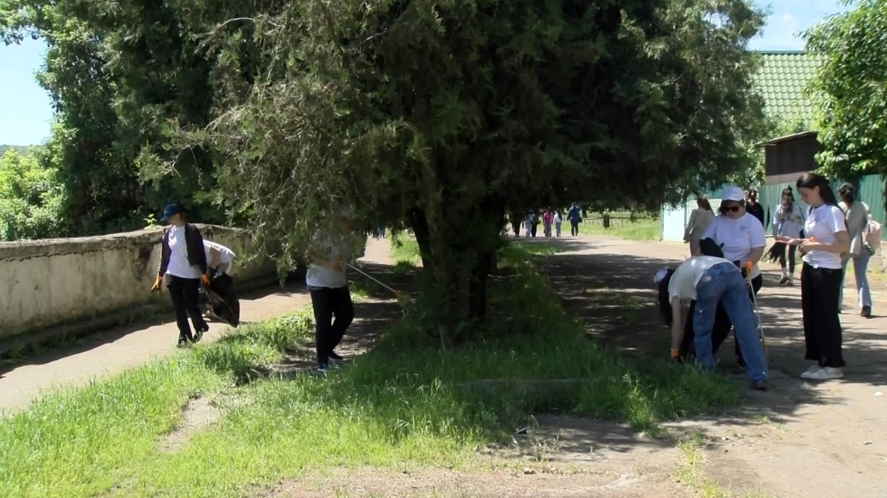 De Ziua Nistrului, peste o mie de oameni din raionul Soroca și-au unit forțele într-o amplă acțiune de salubrizare 