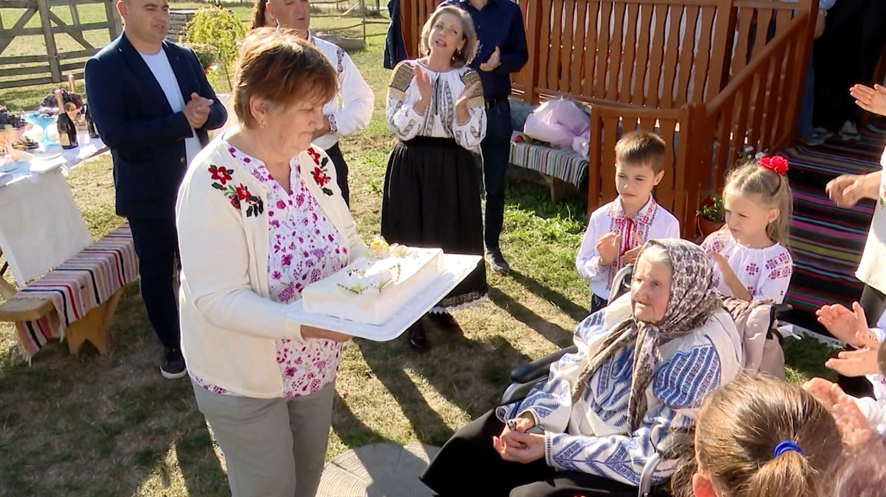 VIDEO | Un veac de... viață: Iuliana Postică din Anenii Noi a împlinit 100 de ani și este alături de neamul ei până la a cincea generație