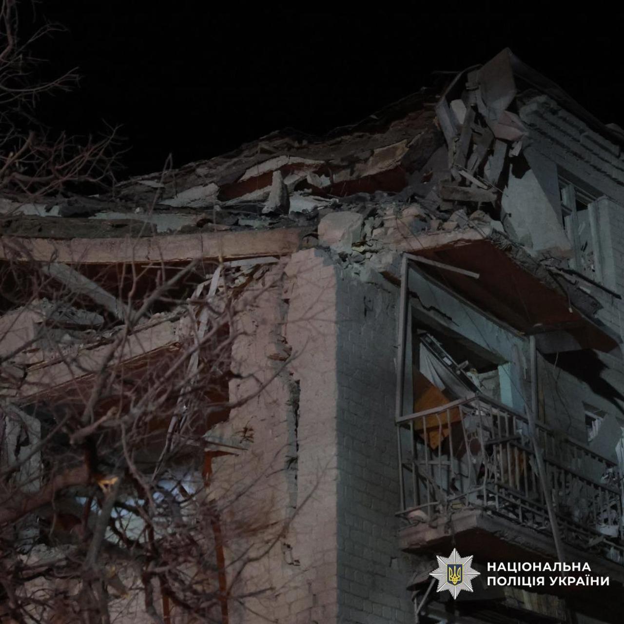 Массированный удар по жилому району Харькова: разрушен подъезд дома, около 10 человек погибли