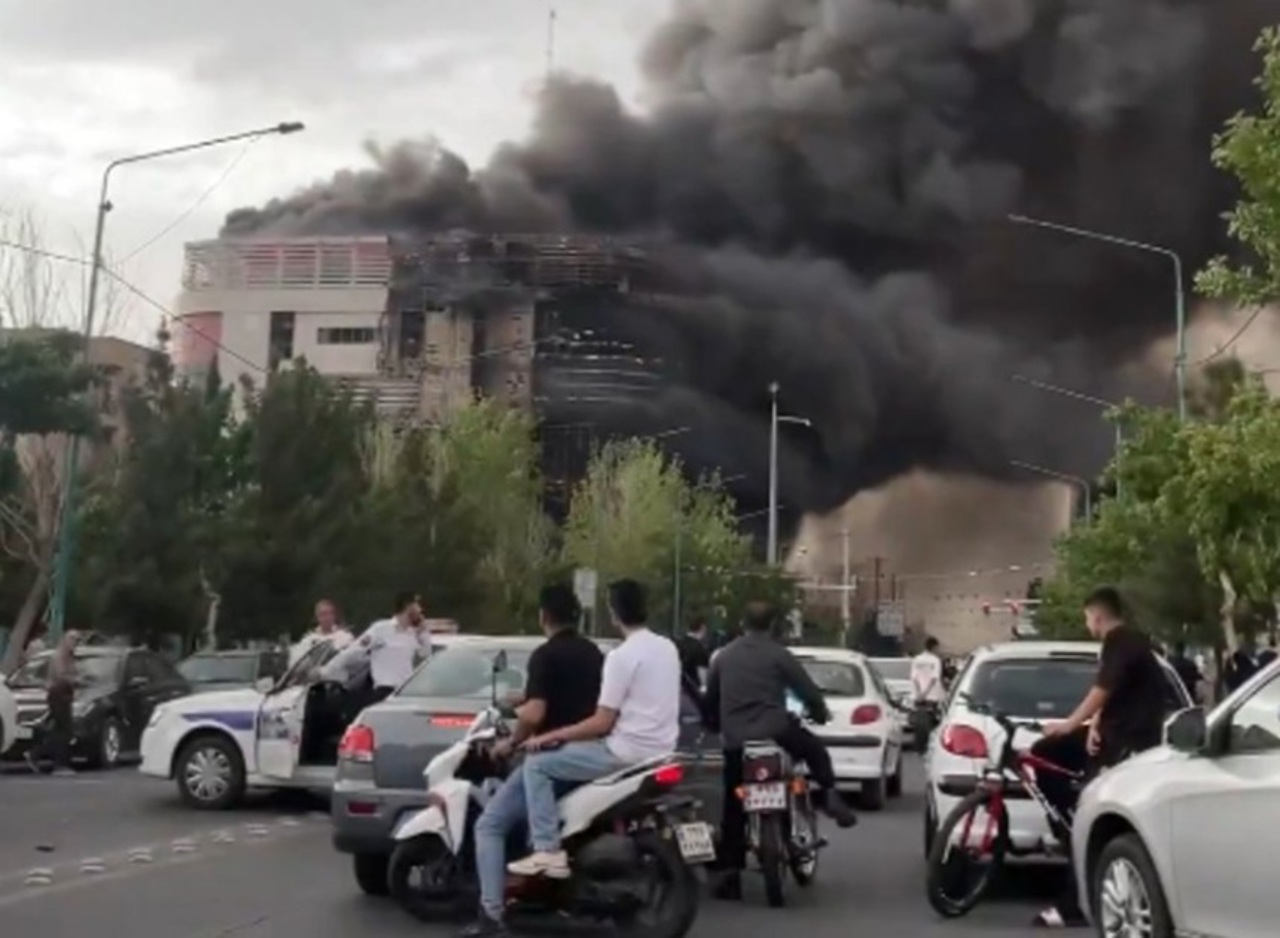Cel puțin opt morți și 40 de răniți în Iran, într-un incendiu la un centru comercial la Andisheh,în apropiere de Teheran