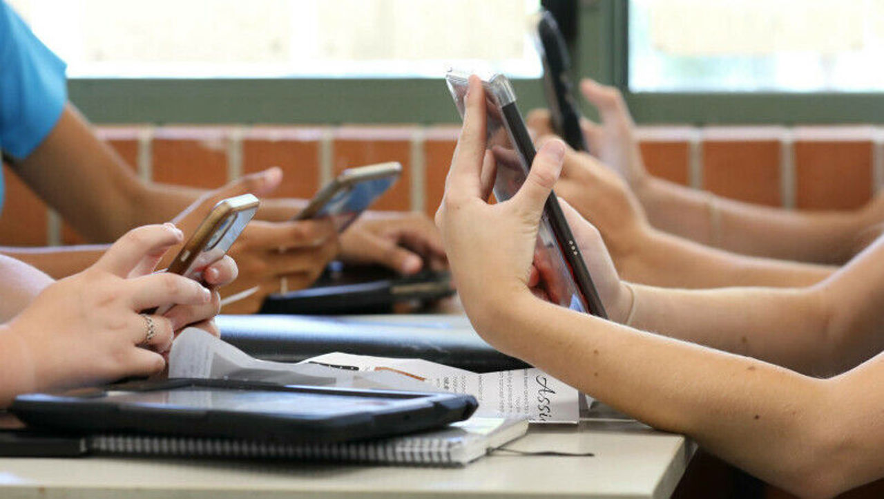 Moldova Considers Classroom Phone Ban