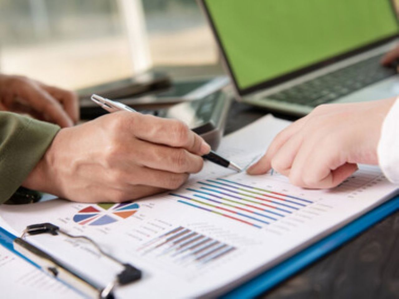 Noi reguli pentru bănci și companiile de asigurări, din 25 octombrie: obligațiile pe care le vor avea în raport cu clienții