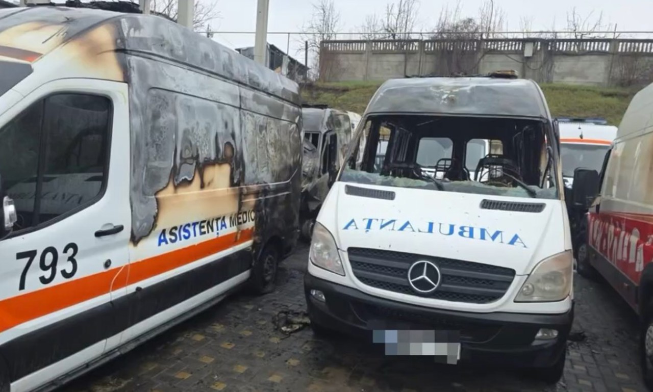 Un microbuz și patru ambulanțe, afectate de flăcări în parcarea unui service auto