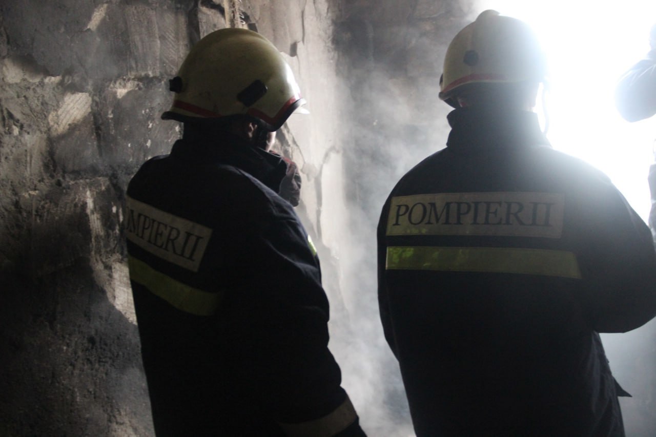 Incendiu în capitală: Două persoane au decedat, iar alta a ajuns la spital 