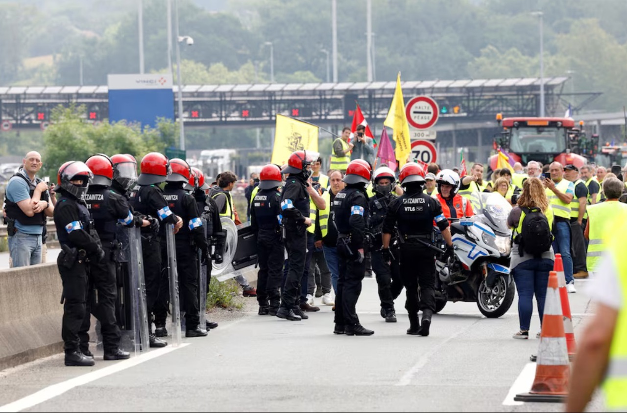 Agricultorii francezi și spanioli au reluat protestele: frontiera comună, blocată din nou