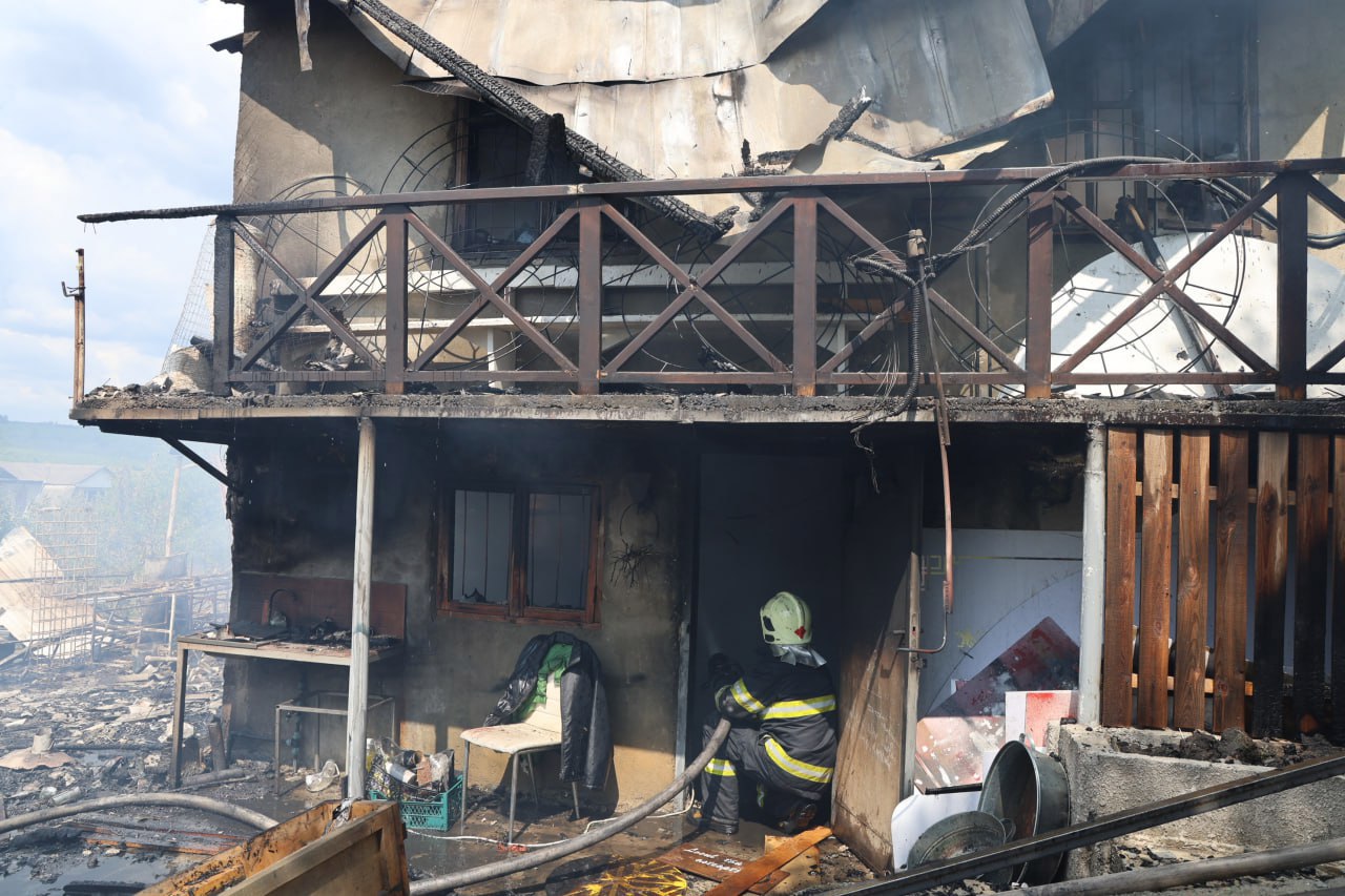FOTO // Incendiu devastator la Codru: Două vile, mistuite de flăcări