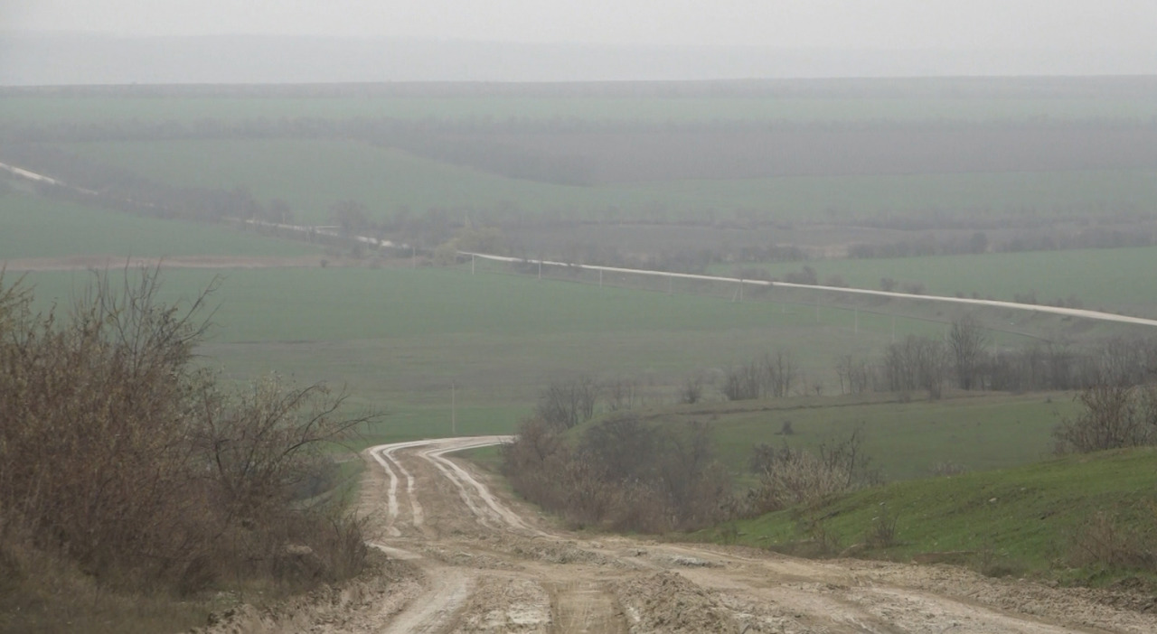 Un drum din sudul țării, în stare gravă: localnicii ocolesc kilometri întregi din cauza gropilor 