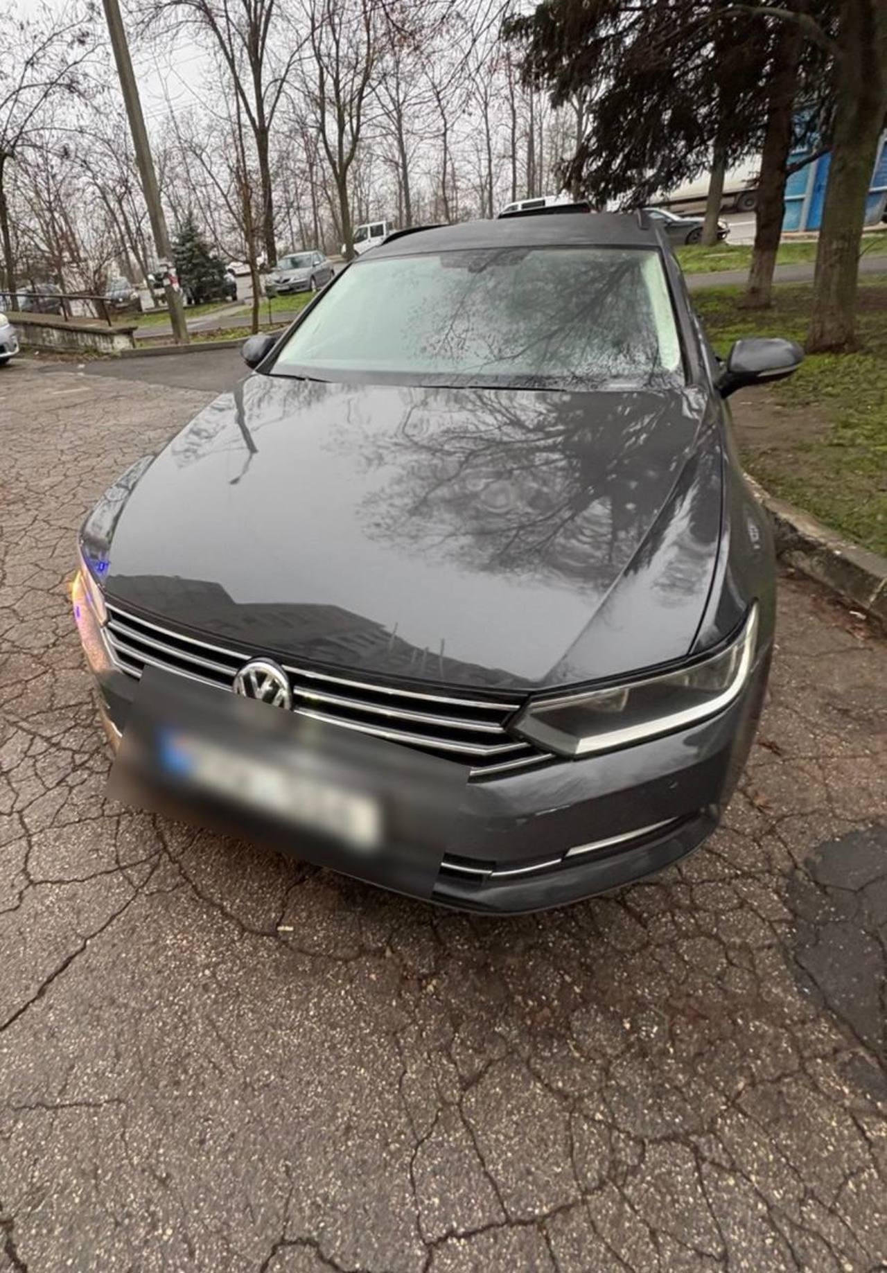 A lovit un Jaguar parcat în Chișinău și a fugit: tânărul care a urcat băut la volan, reținut pe urme fierbinți