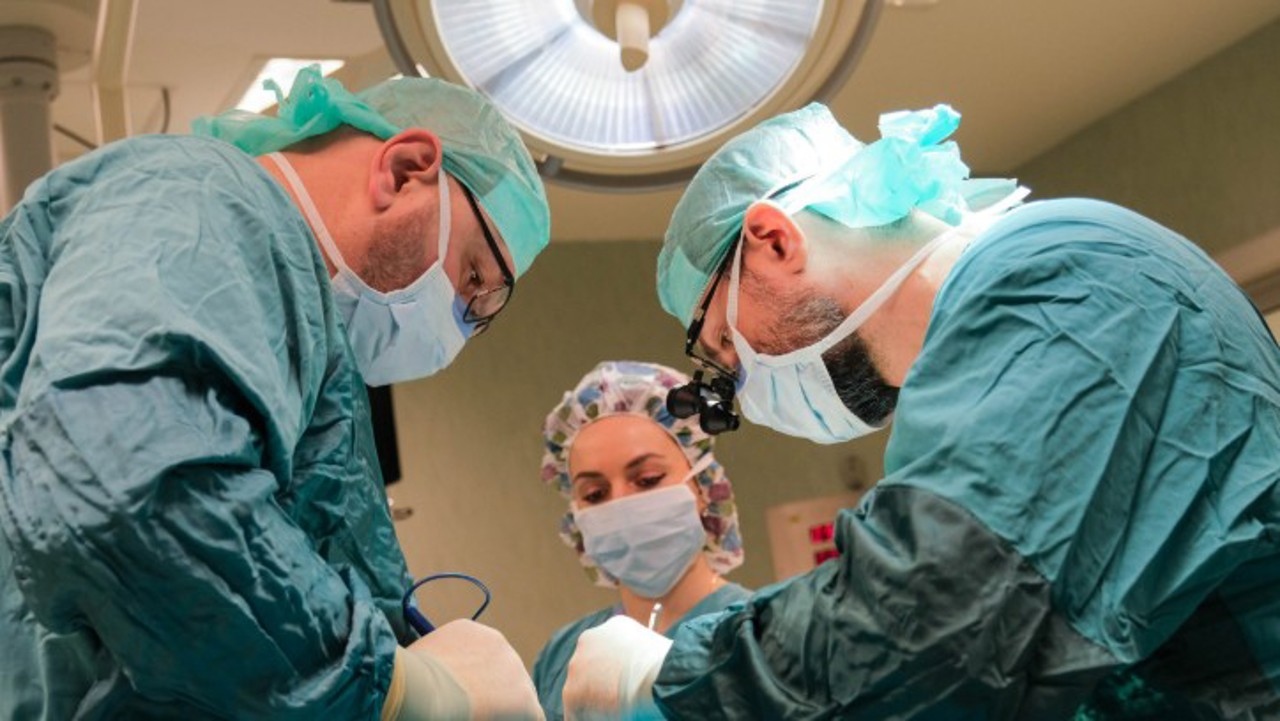 Operații pe creier, cu ochelari speciali, inventați la Chișinău: R. Moldova, pe locul doi în Europa la implicarea populației active în industria tech