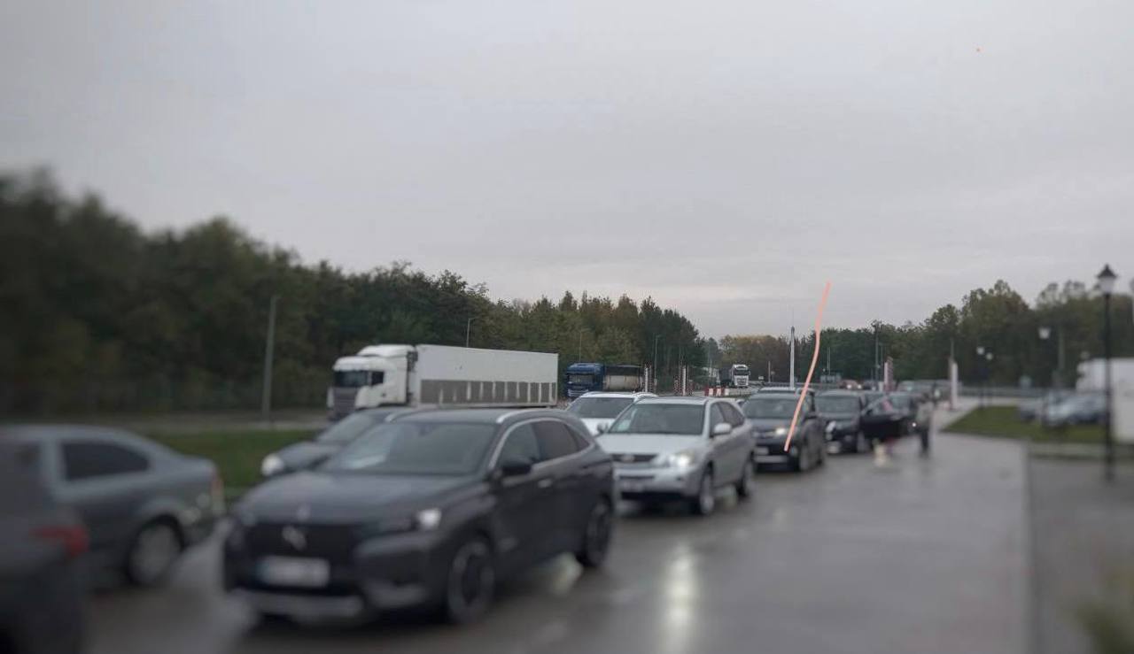 Heavy traffic at Leușeni and Sculeni border crossings; drivers should use alternative routes