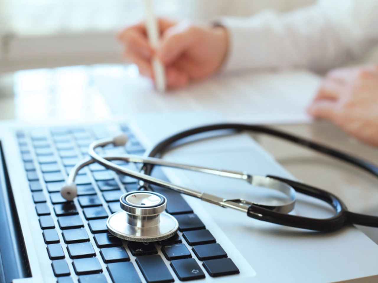 „Eliminăm complet hârtia”: Certificatele de concediu medical, eliberate exclusiv în format digital, începând din martie 