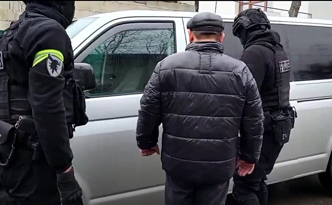 Doi bărbați, reținuți pentru șantajarea cu 5 000 euro a unui moldovean