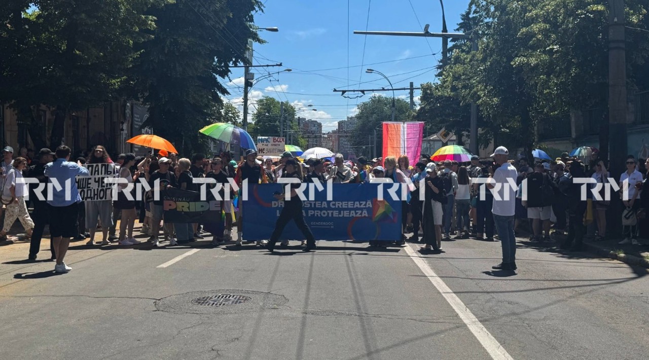 În capitală se desfășoară Marșul Chișinău Pride: Participanții spun că au venit pentru a susține egalitatea
