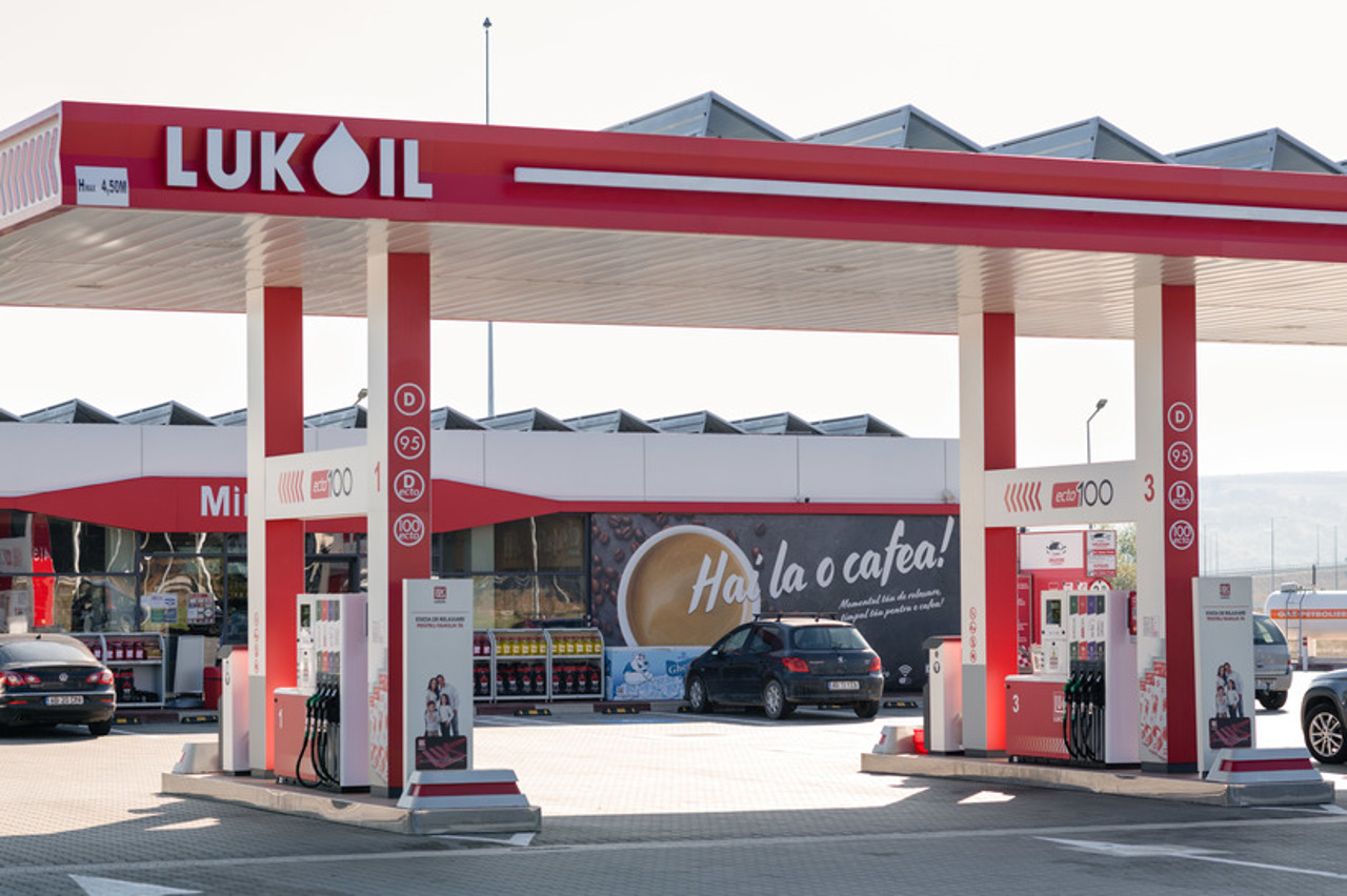 Lukoil vinde activele internaționale grupului american Carlyle. Tranzacția nu va include activele Lukoil din Kazahstan
