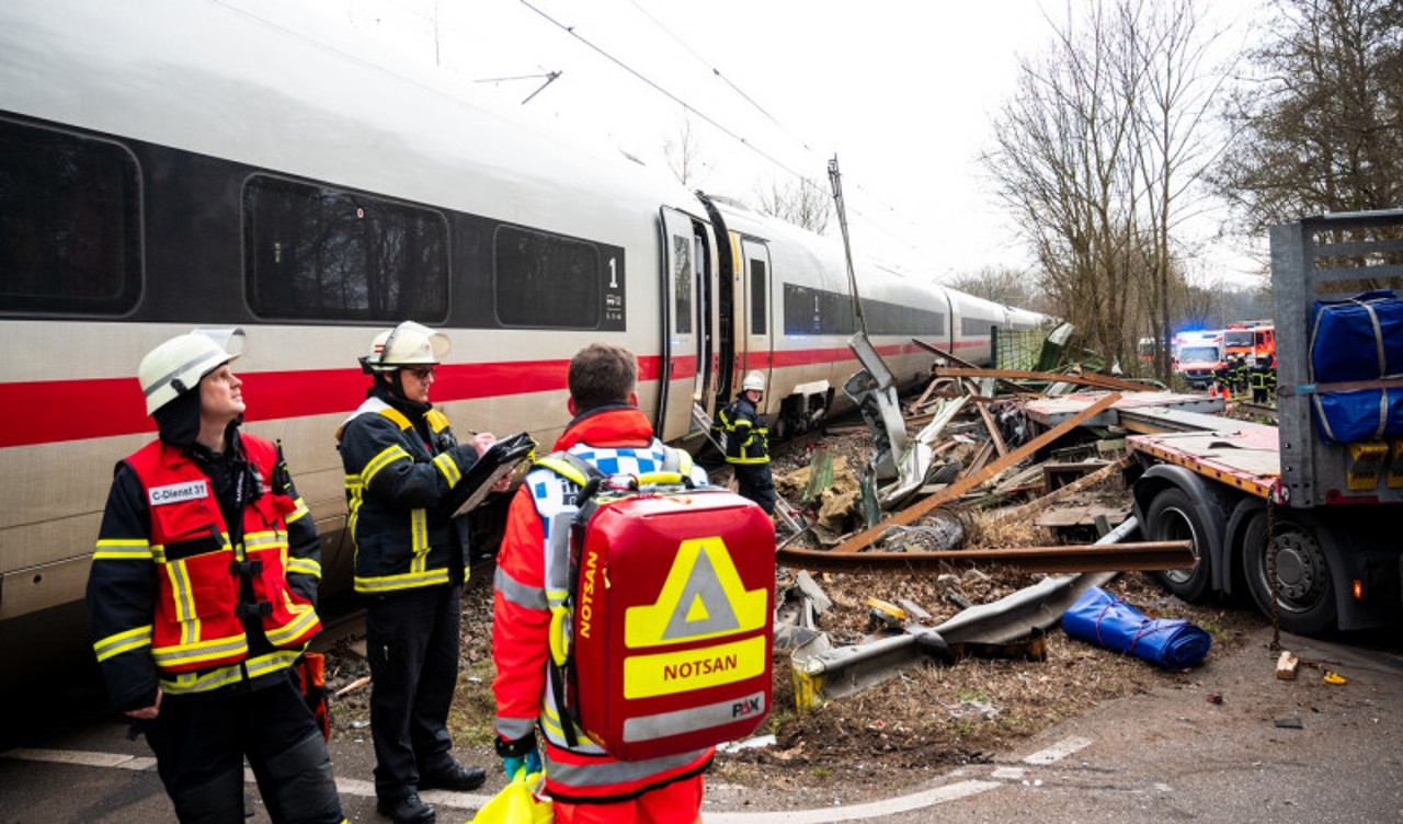 Un mort și 11 răniți în urma coliziunii unui tren de mare viteză cu o semiremorcă lângă Hamburg 