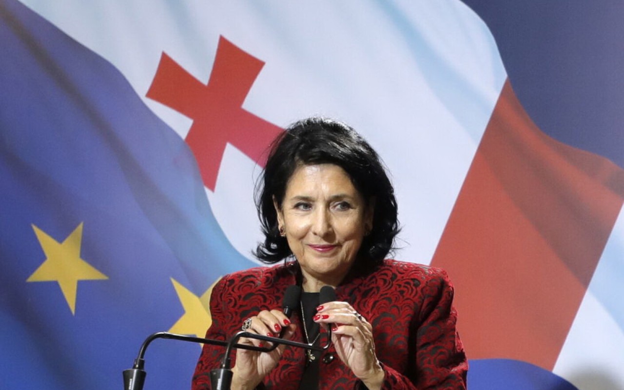 Политическая напряженность в Тбилиси: Правящая партия "Грузинская мечта" требует отставки президента Саломе Зурабишвили 