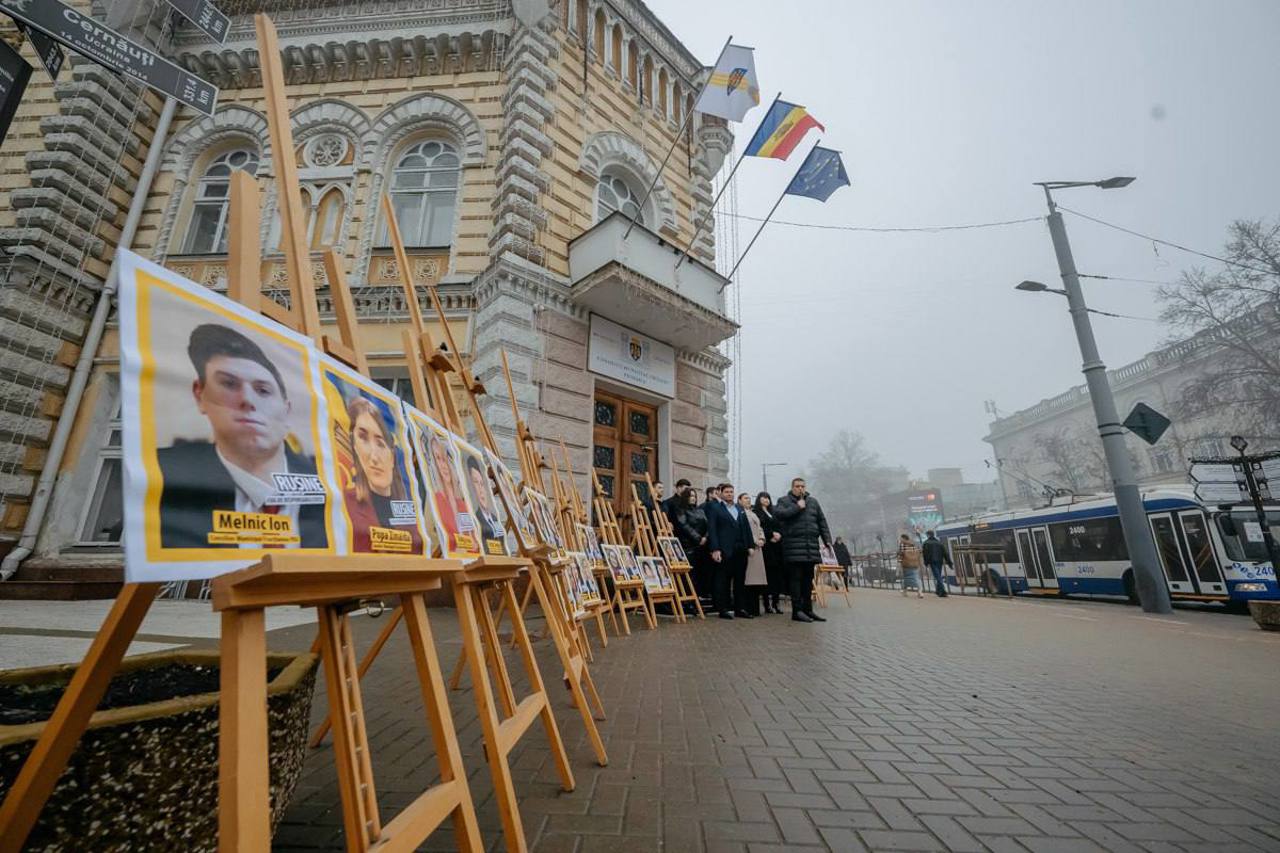 Protest cu portrete la Primăria Chișinău: consilierii MAN cheamă fracțiunile la ședința CMC